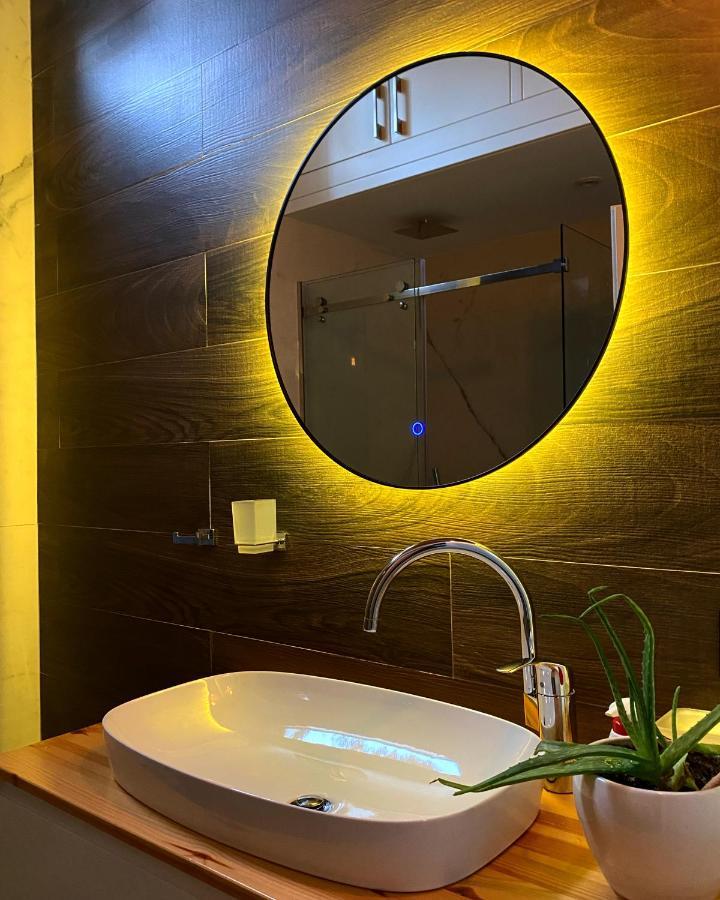 Lovely Loft 1-Bedroom In The Heart Of ติรานา ภายนอก รูปภาพ