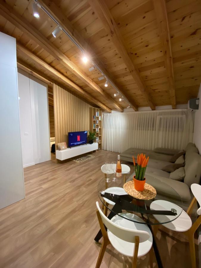Lovely Loft 1-Bedroom In The Heart Of ติรานา ภายนอก รูปภาพ